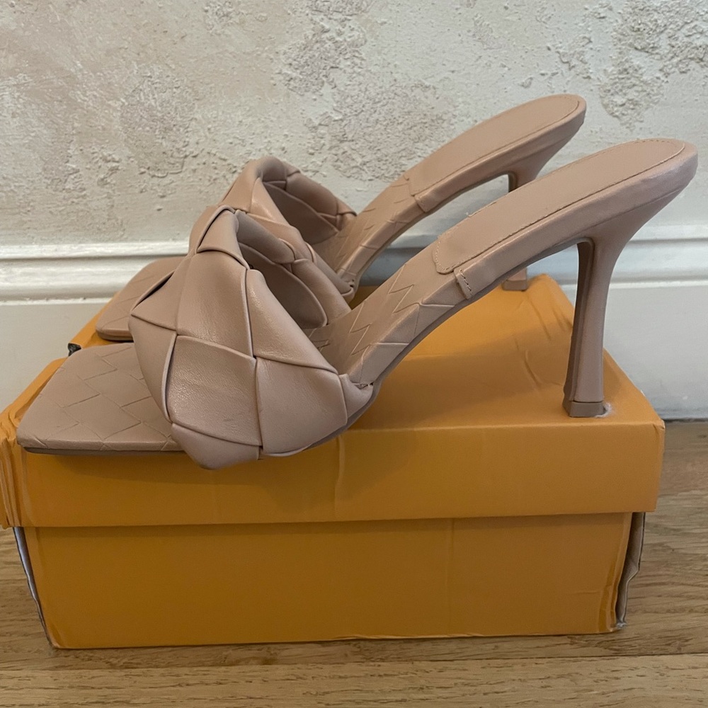 DESIGNER INSPIRED BASKET WEAVE SANDAL SZ 11